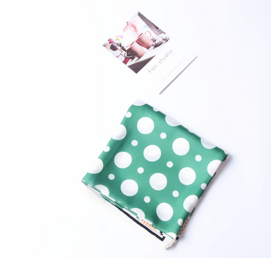 Pañuelo de Seda Cuadrado para Cuello y Cabello con Estampado de Puntos - Image 2