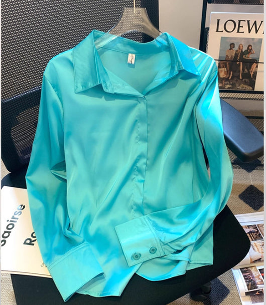 Blusa de Satén Azul Marino con Solapa y Drapeado Elegante - Image 8