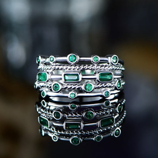 Anillo de Gema Verde Multicapa con Diamantes