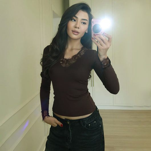 Blusa Elegante de Encaje con Escote en V y Mangas Largas para Otoño e Invierno - Image 2