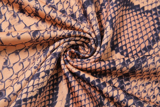 Vestido Ajustado con Falda Cadera Estampado Serpiente y Detalles Calados - Image 4