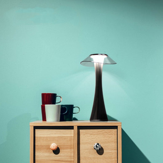 Lámpara de Mesa Elegante con Base Angosta - Image 4