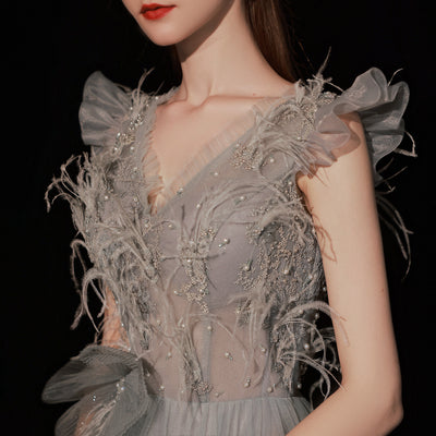 Vestido Largo Gris con Plumas para Mujer - Image 12