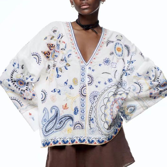 Blusa Blanca Elegante con Abertura Lateral, Cuello V y Bordado Artesanal