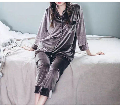 Pijama de Pareja en Terciopelo Dorado con Manga Larga - Image 8