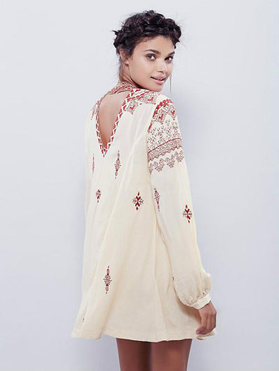 Vestido Slim Escotado con Bordados Elegantes - Image 2