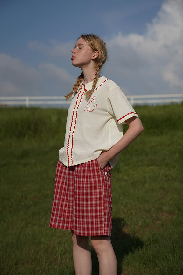 Camisa Beige con Bordado de Conejo y Diseño Ondulado