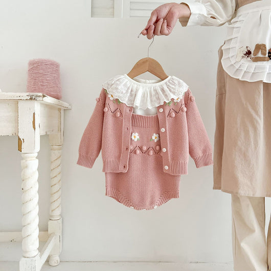 Conjunto Tejido a Mano para Recién Nacido - Cardigan y Mameluco con Flor - Image 10