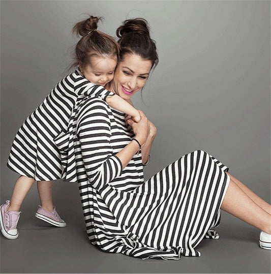 Vestidos a Juego Mamá e Hija con Rayas - Conjunto Familiar Coordinado - Image 2
