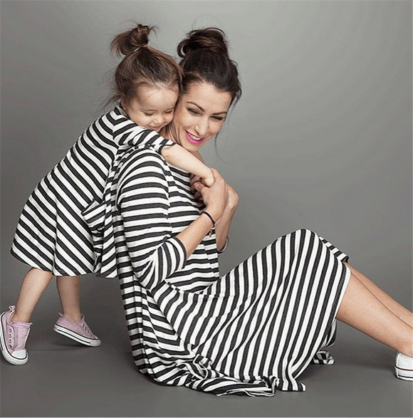 Vestidos a Juego Mamá e Hija con Rayas - Conjunto Familiar Coordinado