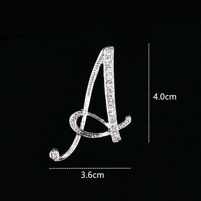 Broche de letra con diamantes - Image 3