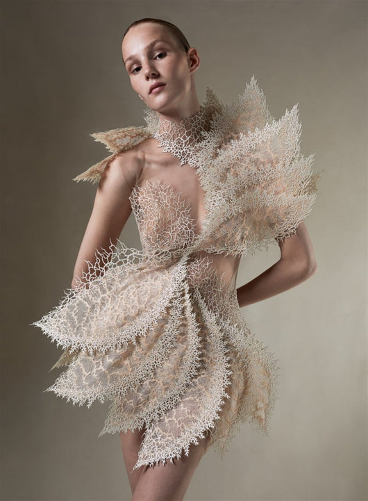 Vestido Bandage Sin Mangas con Encaje y Diseño Irregular - Image 4