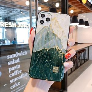 Funda para celular con diseño geométrico y lámina dorada