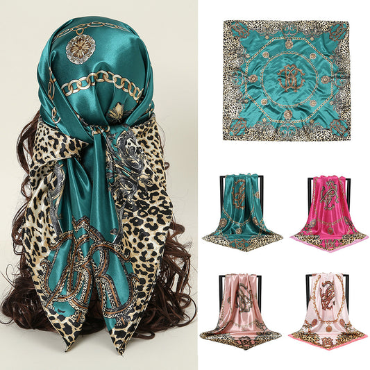 Pañuelo de Satén con Estampado de Leopardo y Cadena Decorativa