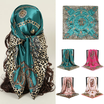 Pañuelo de Satén con Estampado de Leopardo y Cadena Decorativa