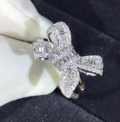 Anillo de Diamante Simulado con Moño - Joya de Lujo y Elegancia para Novia
