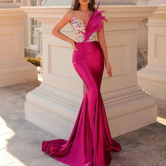 Vestido Ajustado con Detalles de Plumas y Cintura Alta