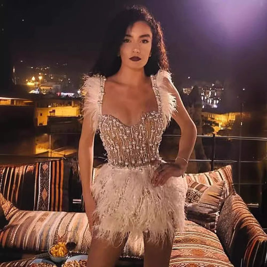 Vestido Corto Ajustado con Cuentas de Industria Pesada y Escote en V
