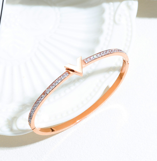 Pulsera de Titanio con Letra V, Diamantes y Baño de Oro Rosa - Image 8