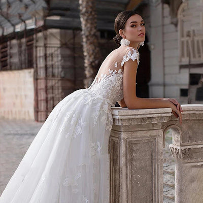 Vestido de Novia Blanco Escote Redondo Efecto Reductor con Cola de Pez Reversible - Image 3