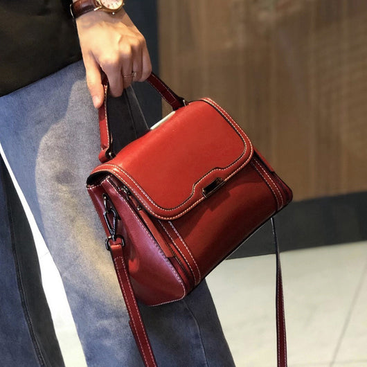 Bolso Mensajero de Cuero para Mujer - Gran Capacidad y Estilo Minimalista - Image 4