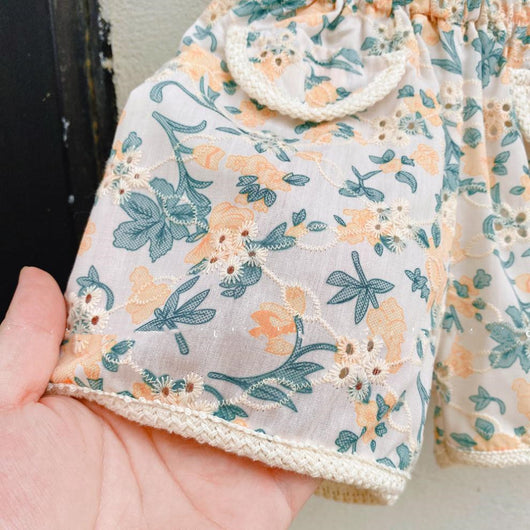 Conjunto Infantil Estilo Western Retro con Flores Caladas - Blusa y Short - Image 8