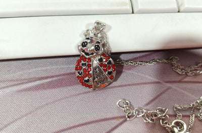 Collar Colgante Mariquita Adorable Corazón Rojo con Brillantes y Letra de Moda - Image 9