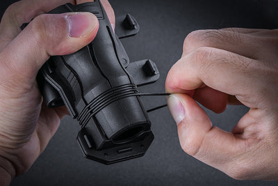 Linterna Táctica V6 Giratoria 360° con Funda de Extracción Rápida - Image 3