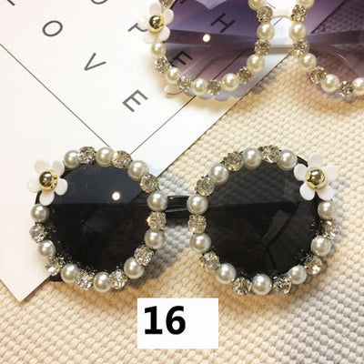 White round sunglasses with daisy flower embellishments on the frames and dark gradient lenses. - Image 8
