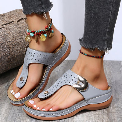 Sandalias Cómodas con Cuña y Hebilla Metálica Hueca para Mujer - Image 4
