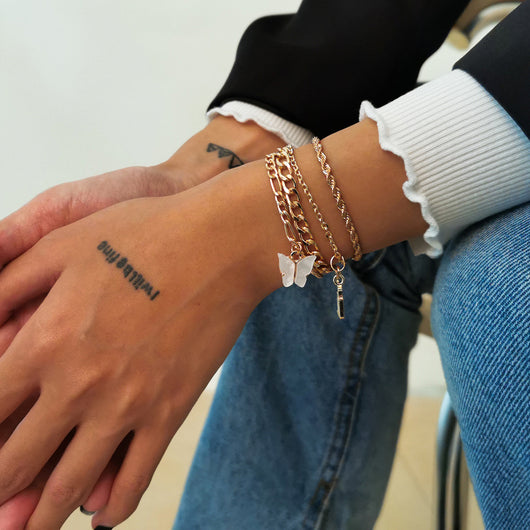 Pulsera Multicapa con Mariposa y Letras Geométricas - Image 8