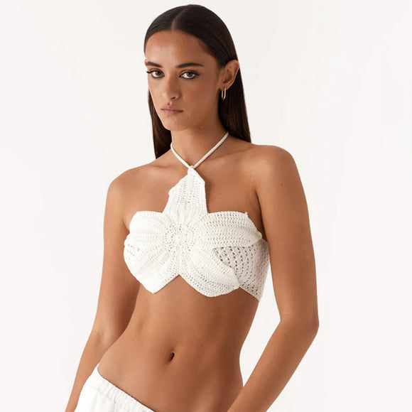 Camiseta Tejida con Escote Halter y Detalles Recortados en Encaje