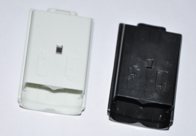 Control Inalámbrico Xbox 360 Negro y Blanco con Cubierta de Batería - Image 3
