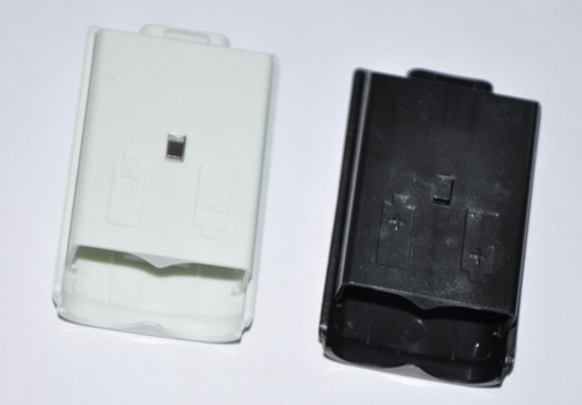 Control Inalámbrico Xbox 360 Negro y Blanco con Cubierta de Batería - Image 3