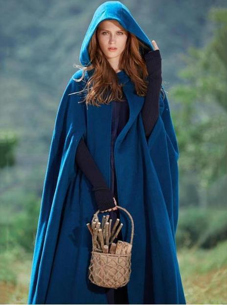 Poncho Capucha Multicolor con Diseño de Bufanda