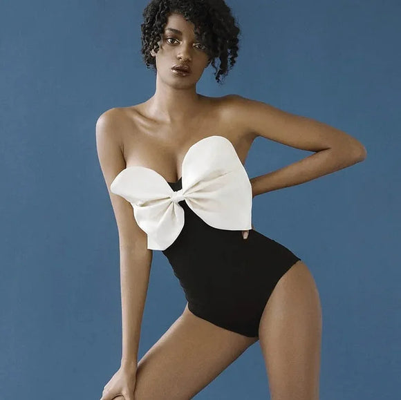 Traje de Baño Enterizo con Escote Tubo y Moño Blanco y Negro