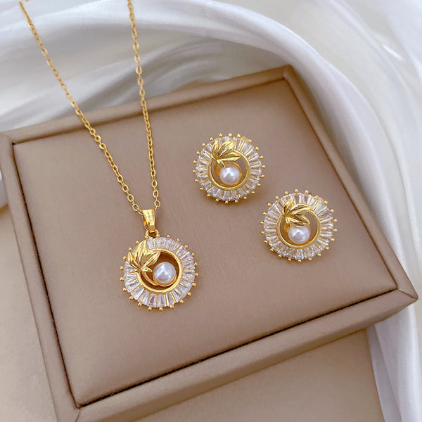 Conjunto de Joyería Elegante: Collar, Anillo y Aretes con Hojas y Cristales