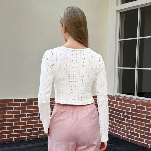 Blusa Transpirable con Detalles Calados y Mangas Largas