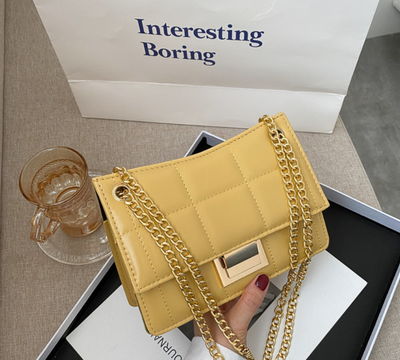 Bolso Mensajero con Bordado y Cadena