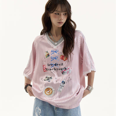 Playera Retro V-Escote con Letras Estampadas para Mujer - Image 7