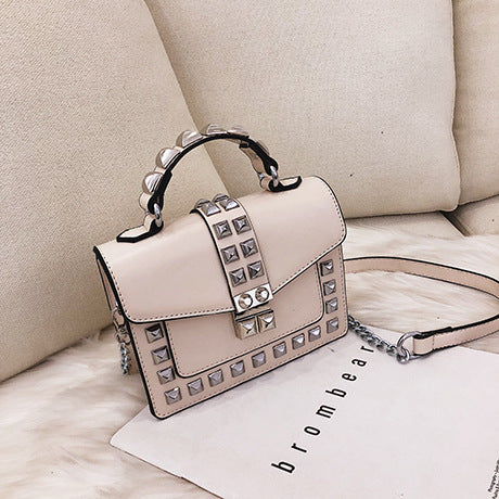 Bolso de Hombro con Cadena y Tachuelas - Image 29