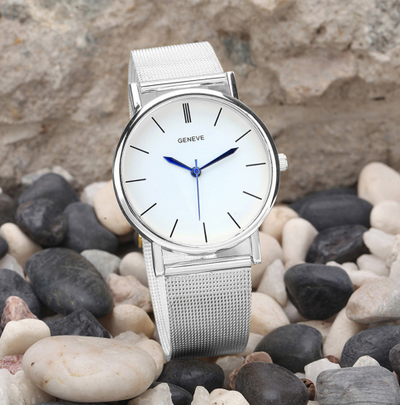 Reloj Dorado con Doble Fila de Diamantes y Números Romanos Resistente al Agua - Image 6
