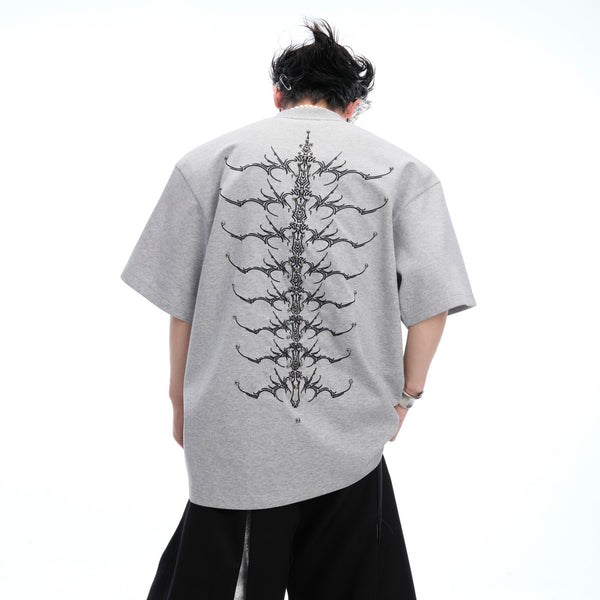 Playera Manga Corta Hombre con Diseño de Espina Dorsal y Remaches
