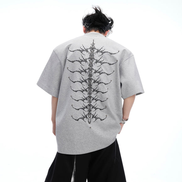 Playera Manga Corta Hombre con Diseño de Espina Dorsal y Remaches