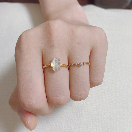 Anillo de Plata 925 con Diamante en V - Diseño Versátil para Apilamiento