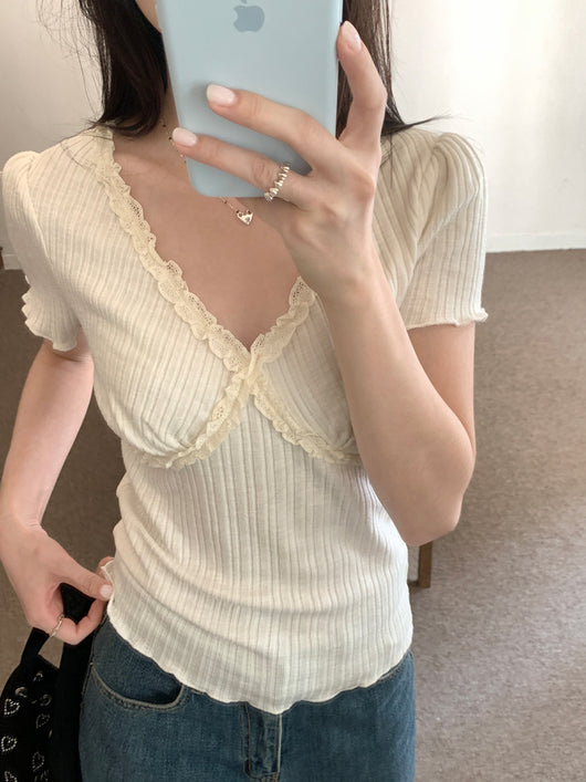 Blusa Crop Top Ajustada con Encaje y Cuello en V - Image 24