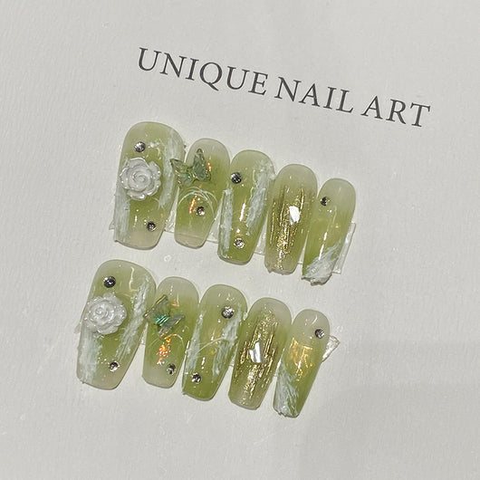 Uñas con Tinte Verde para Manicura Blanca Impactante - Image 3