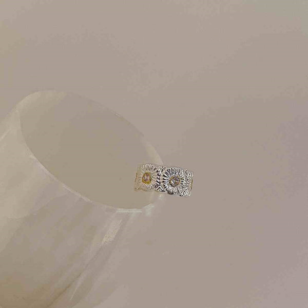 Anillo de Latón Abierto con Grabado Vintage