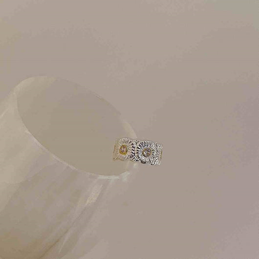 Anillo de Latón Abierto con Grabado Vintage