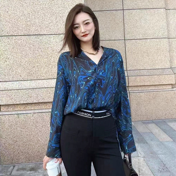 Camisa Retro Azul Marino con Solapa V y Estampado Tinta - Manga Larga